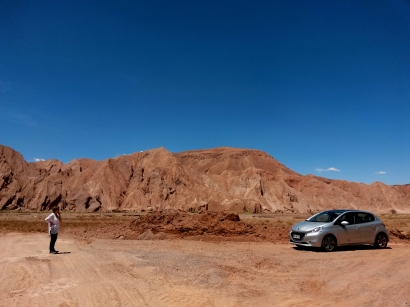 Auto en el desierto